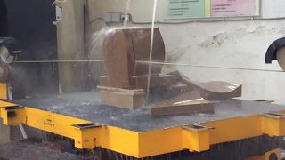 Αυτόματο 5 αξόνων CNC συρμάτινο πριόνι διαμαντιού για κοπή και διαμόρφωση μπλοκ μαρμάρου από γρανίτη