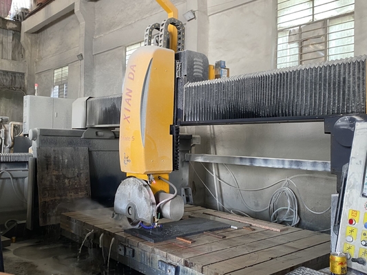 Μηχανή κοπής γέφυρας 5100kg με αυτόματη κίνηση τραπεζιού 15m3/h