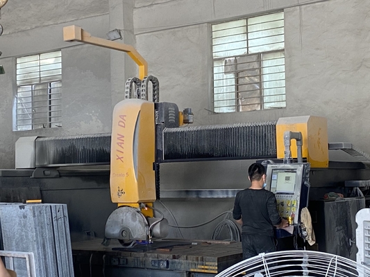Μηχανή κοπής γέφυρας 5100kg με αυτόματη κίνηση τραπεζιού 15m3/h
