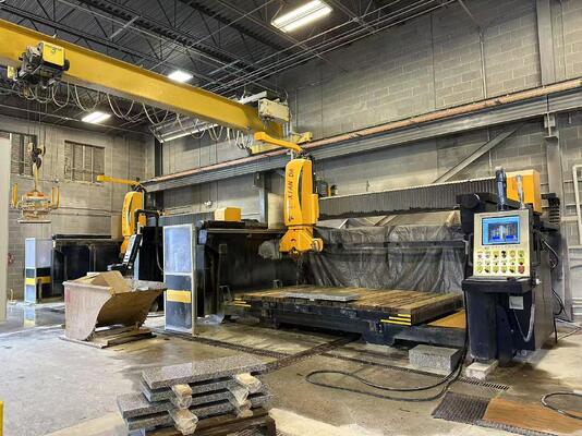 Αυτόματη μηχανή κοπής γέφυρας 5 άξων με σύστημα DDX για επεξεργασία λίθου 3200×2000×180mm