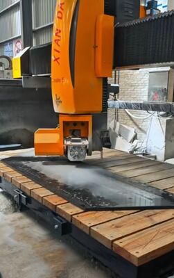 Μηχανή κοπής πριονιδιού γέφυρα 5 άξων με 15kw κύρια ισχύ και αυτόματη κίνηση τραπεζιού