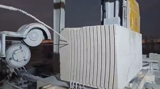 Xianda 4-άξονα CNC διαμαντένιο σύρμα πριονιστήρας με 360 ° servo-τροχιακό τραπέζι και 20 τόνων χωρητικότητα φορτίου για την κοπή πέτρας